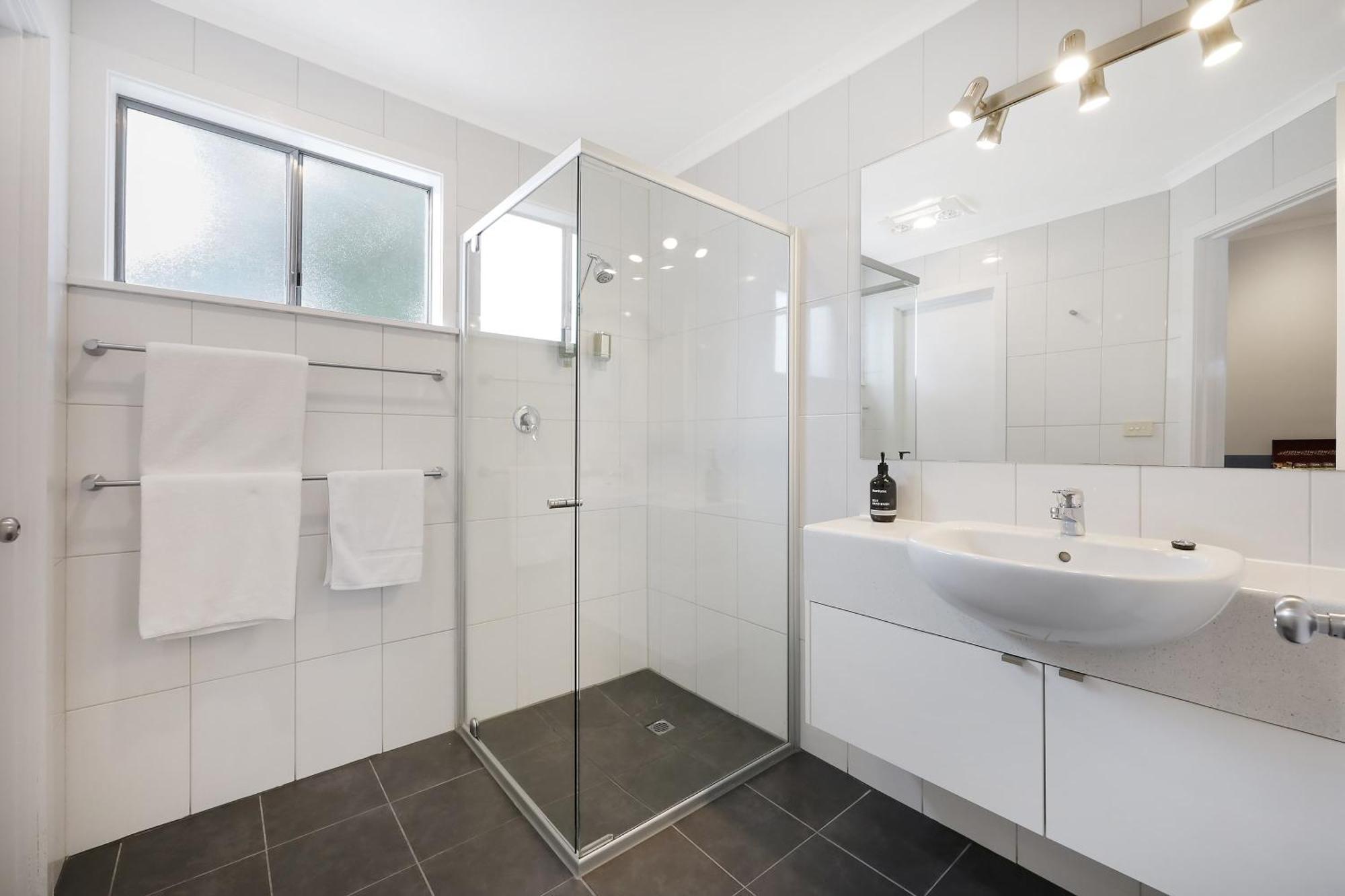 Hamilton Townhouse Motel Room photo
