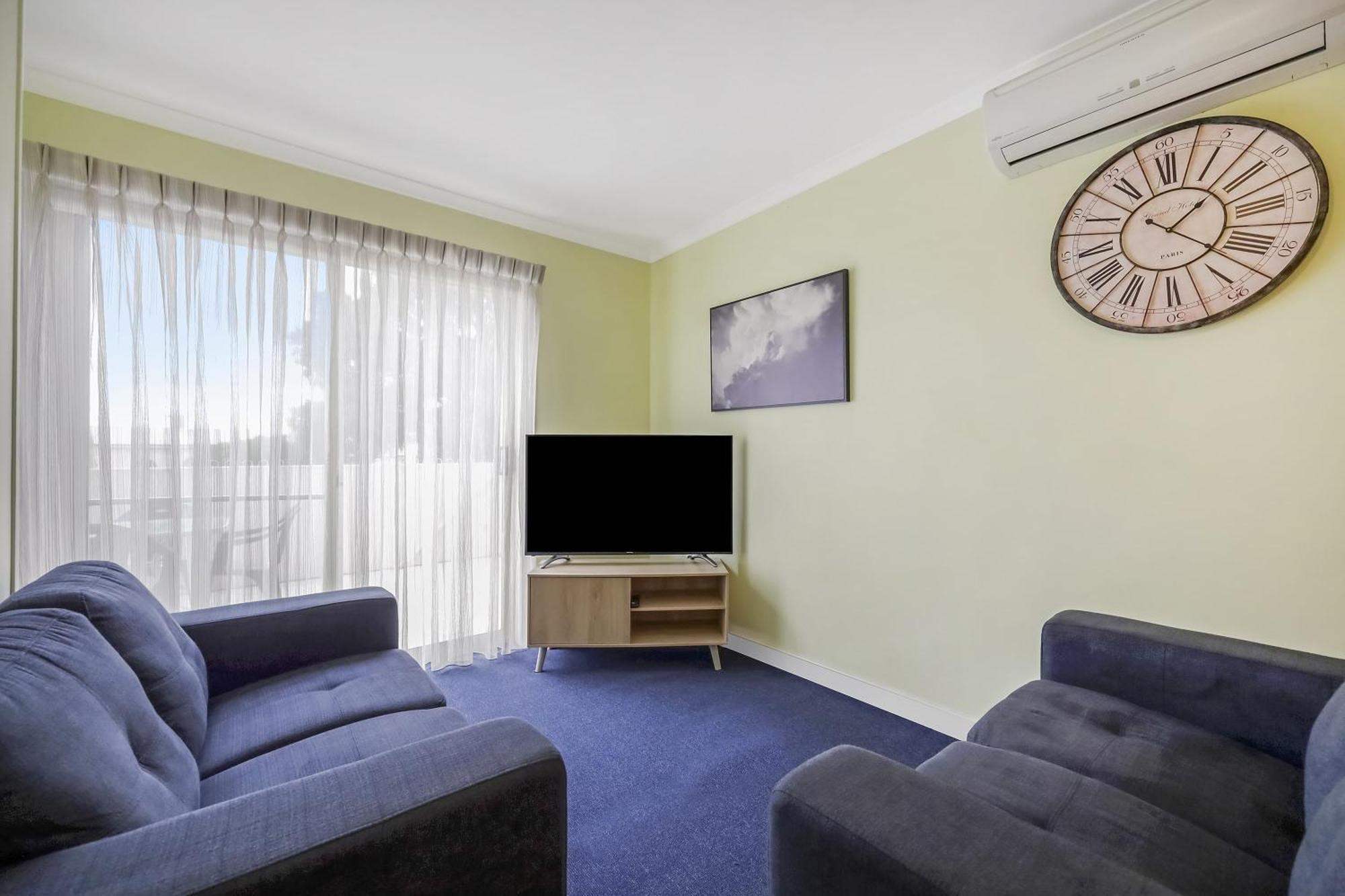 Hamilton Townhouse Motel Room photo