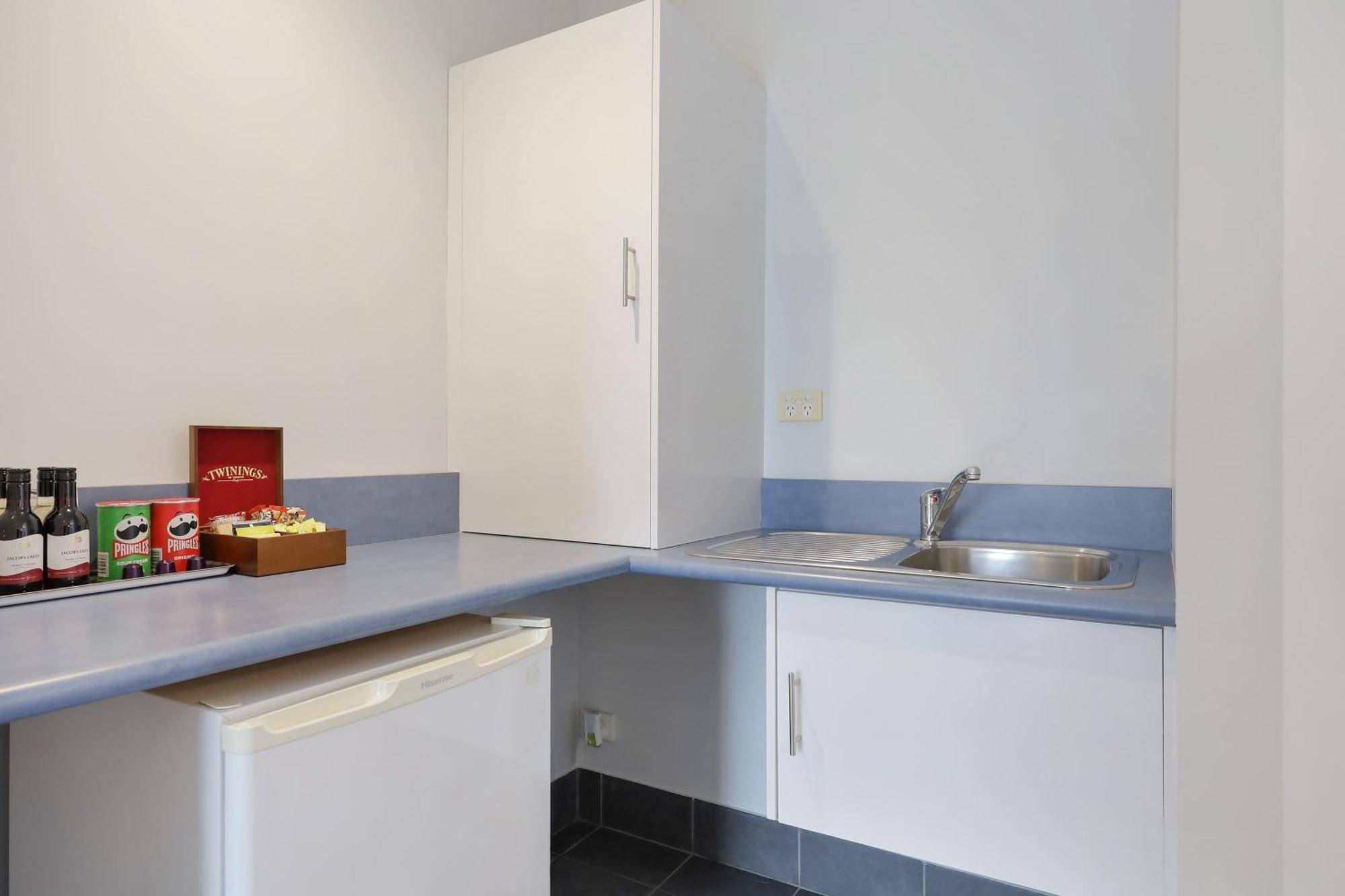 Hamilton Townhouse Motel Room photo